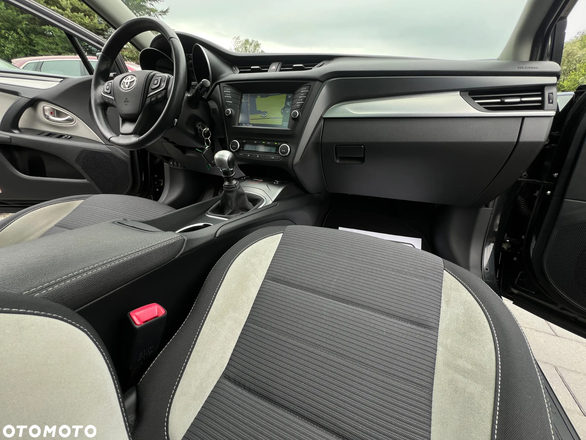 Toyota Avensis 1.8 Premium - 16