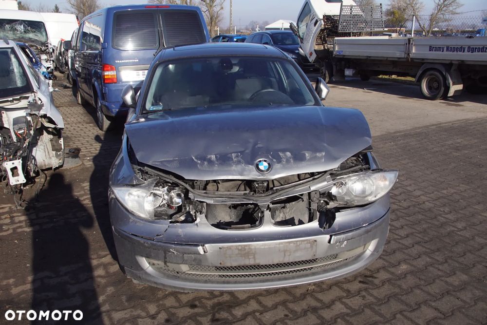 Auto na części - BMW E87 116D Lift 2.0 D 116 KM N47D20 GS6-17DG A52 2010R Silnik Skrzynia Drzwi Błotnik Zderzak Klapa Lampa Klamka Szyba Lusterko Deska Kokpit Sterownik Moduł Czujnik Licznik Panel Kierownica - 2