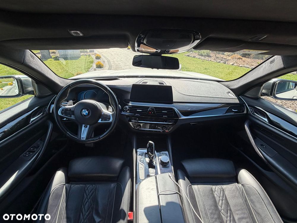 BMW Seria 5 M550i xDrive sport - 25