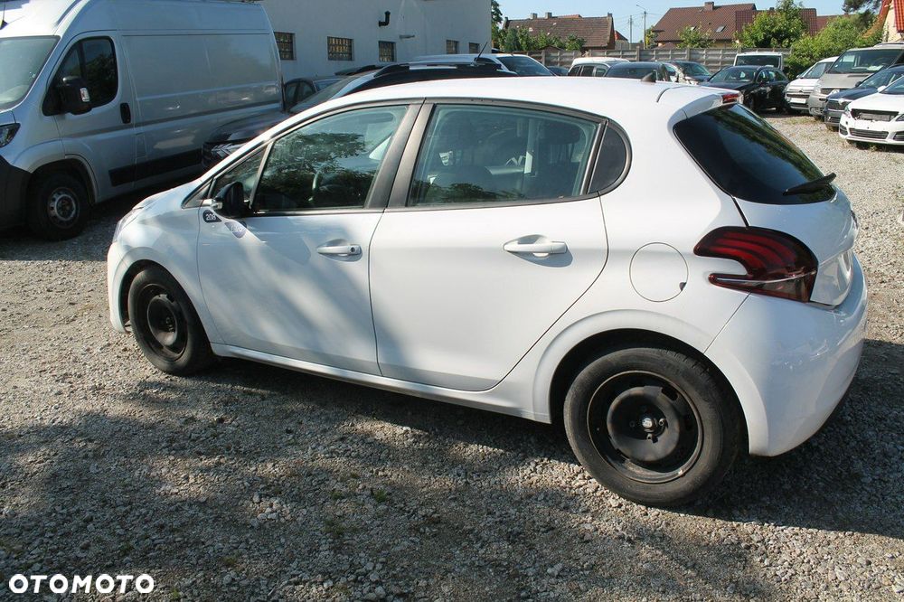 Peugeot 208 - 8
