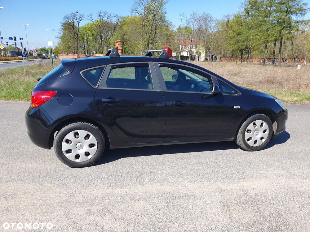 Opel Astra 2011 photo 4