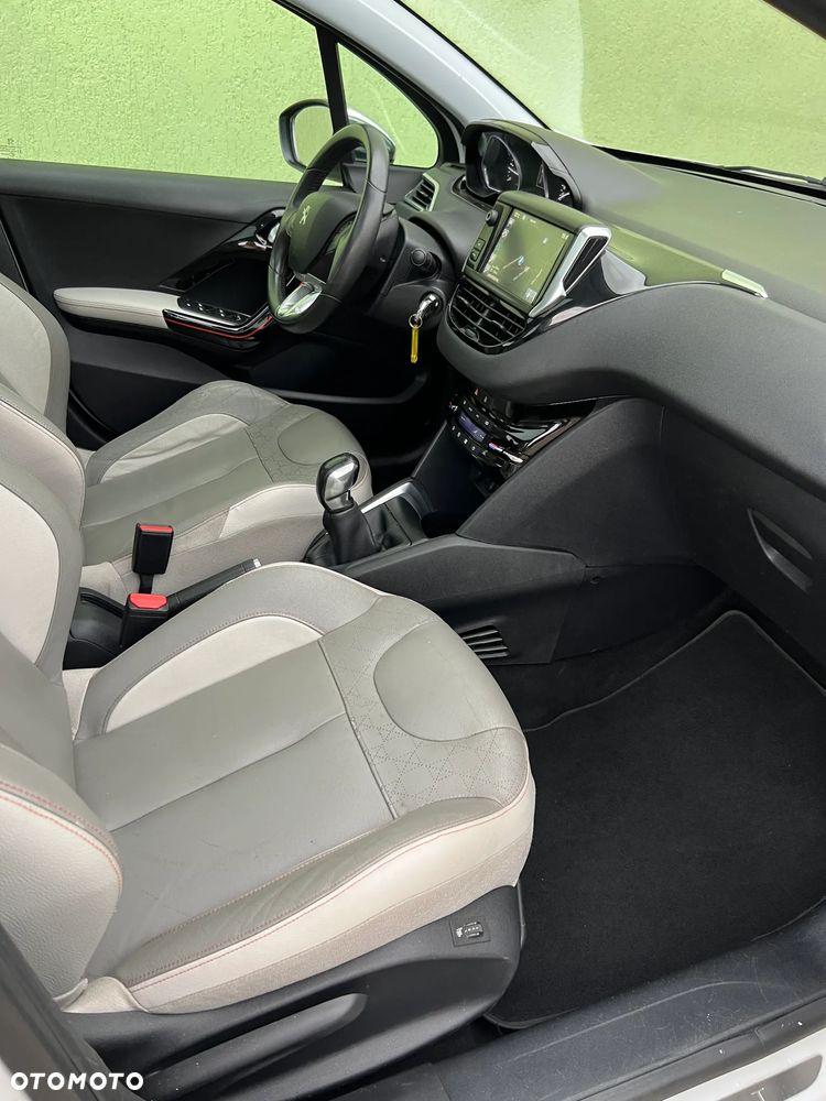 Peugeot 208 - 12