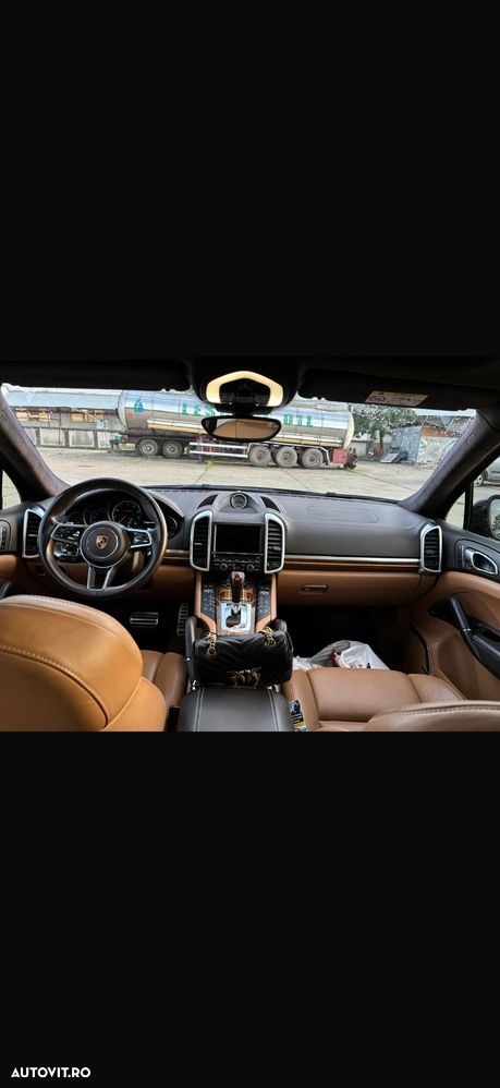 Porsche Cayenne 4.8 L Turbo S - 6