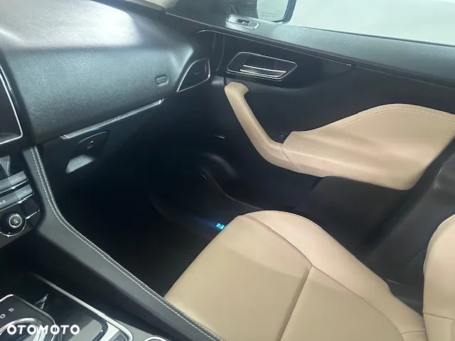 Jaguar F-Pace - 12