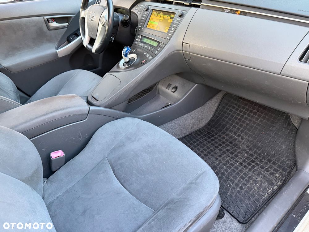 Toyota Prius 1.8 HSD Prestige - 9