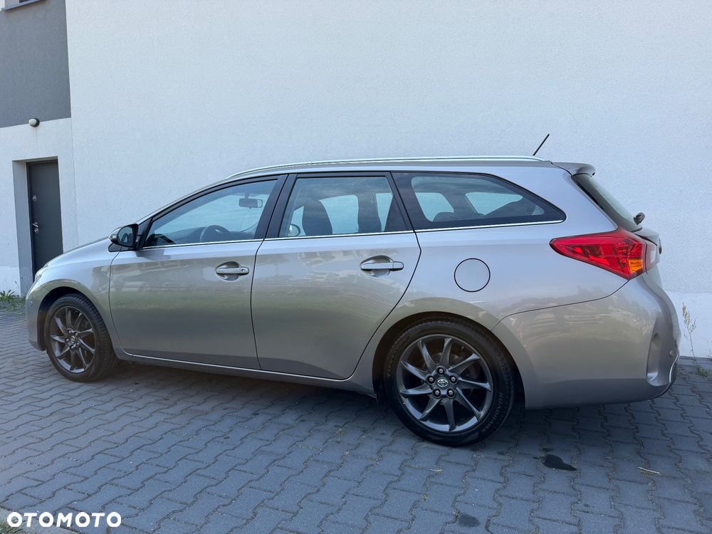 Toyota Auris 1.6 Premium + - 3