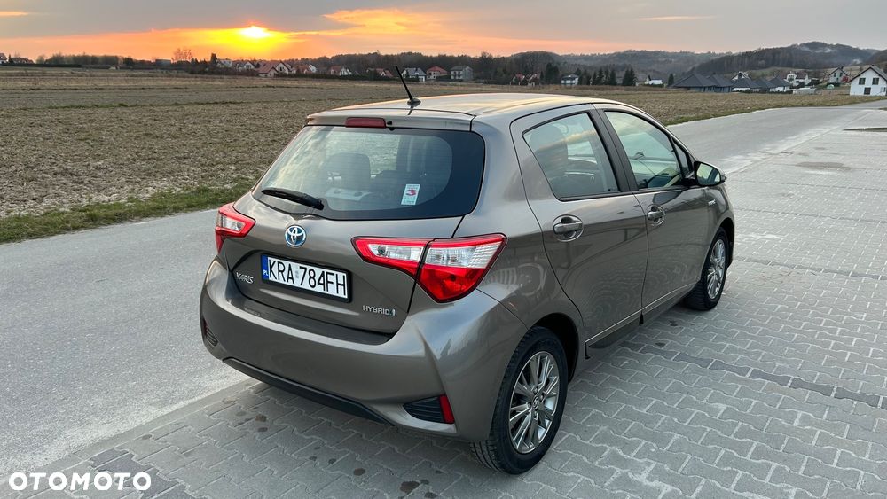 Toyota Yaris Hybrid 100 Business Edition - 11