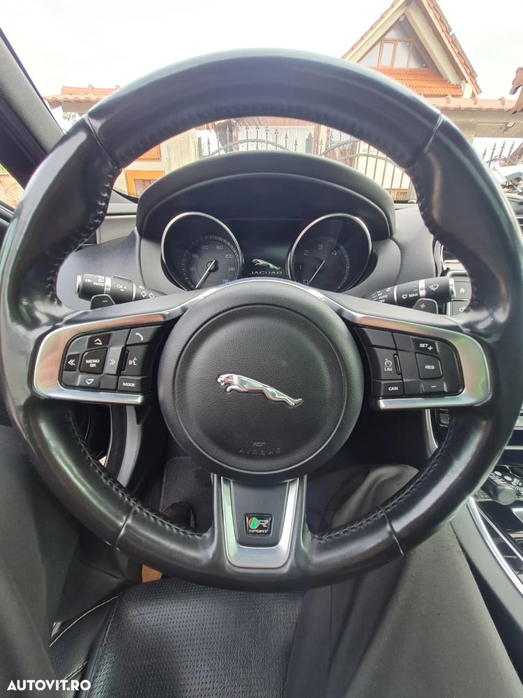 Jaguar XE 2.0 R-Sport - 14