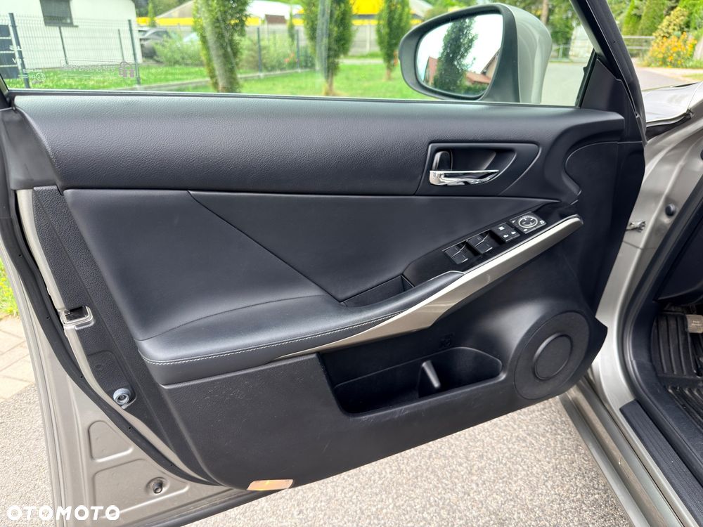 Lexus IS 300h F Sport - 17