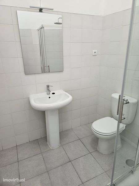 Arrenda-se apartamento T2 renovado, com boa luminosidade - Grande imagem: 2/10