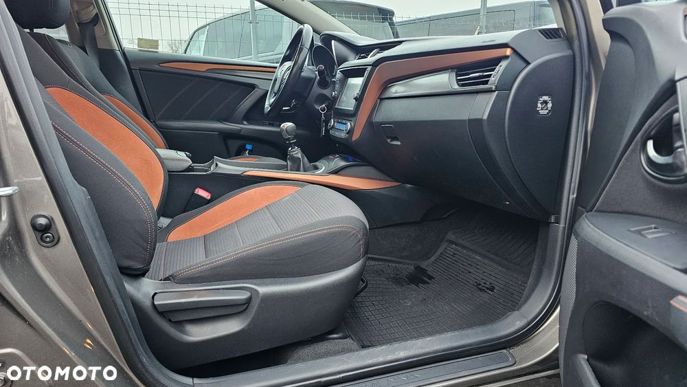 Toyota Avensis 1.8 Premium - 12