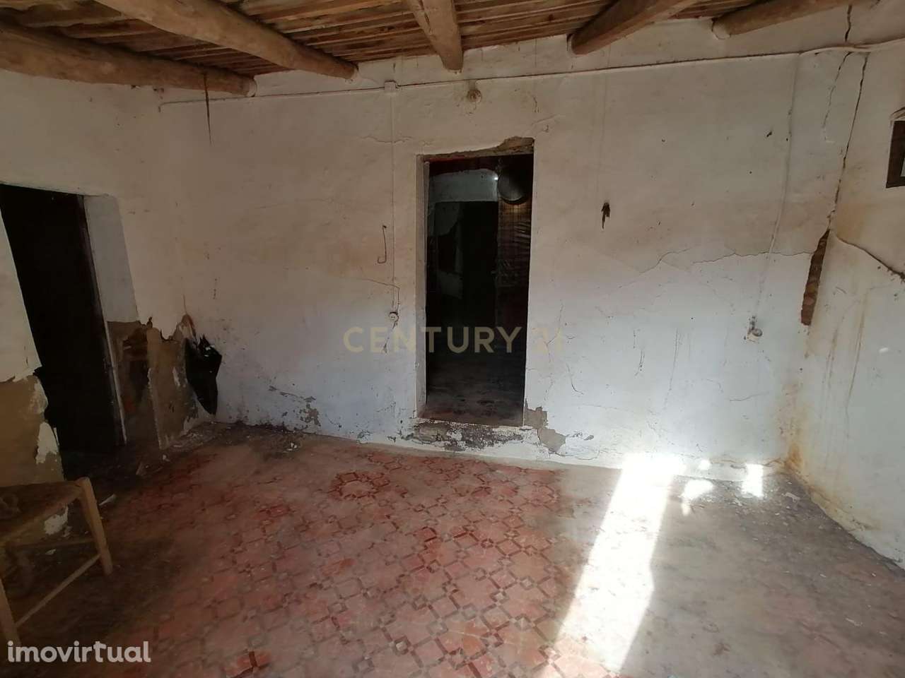 Moradia antiga com vários anexos para recuperação em Ribeira de Odelou - Grande imagem: 4/13