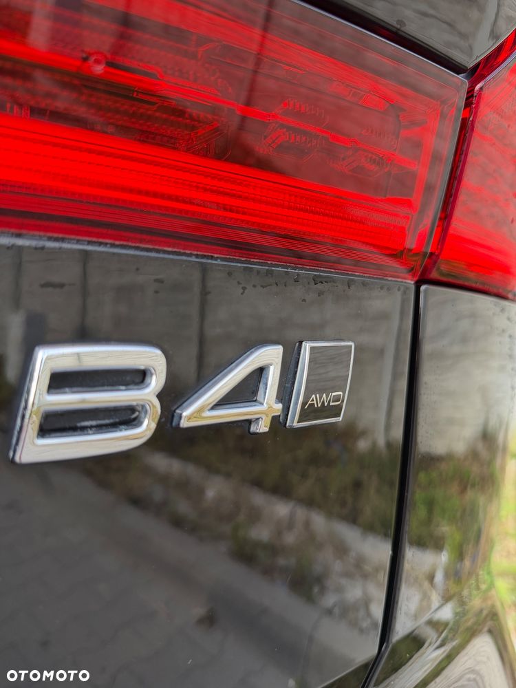 Volvo XC 60 B4 D AWD Plus Dark - 3