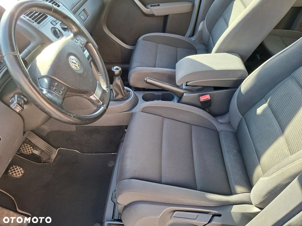 Volkswagen Touran - 12