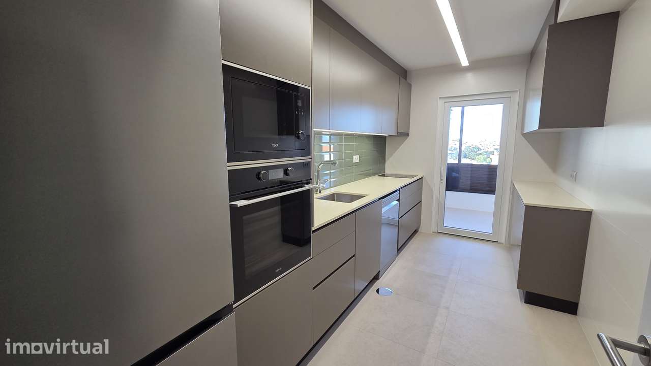 T2 Remodelado c/ Garagem Box e Vista Panorâmica | Paço de Rei - Grande imagem: 3/23