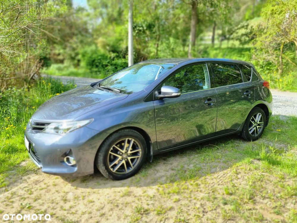 Toyota Auris 1.6 Premium + - 2