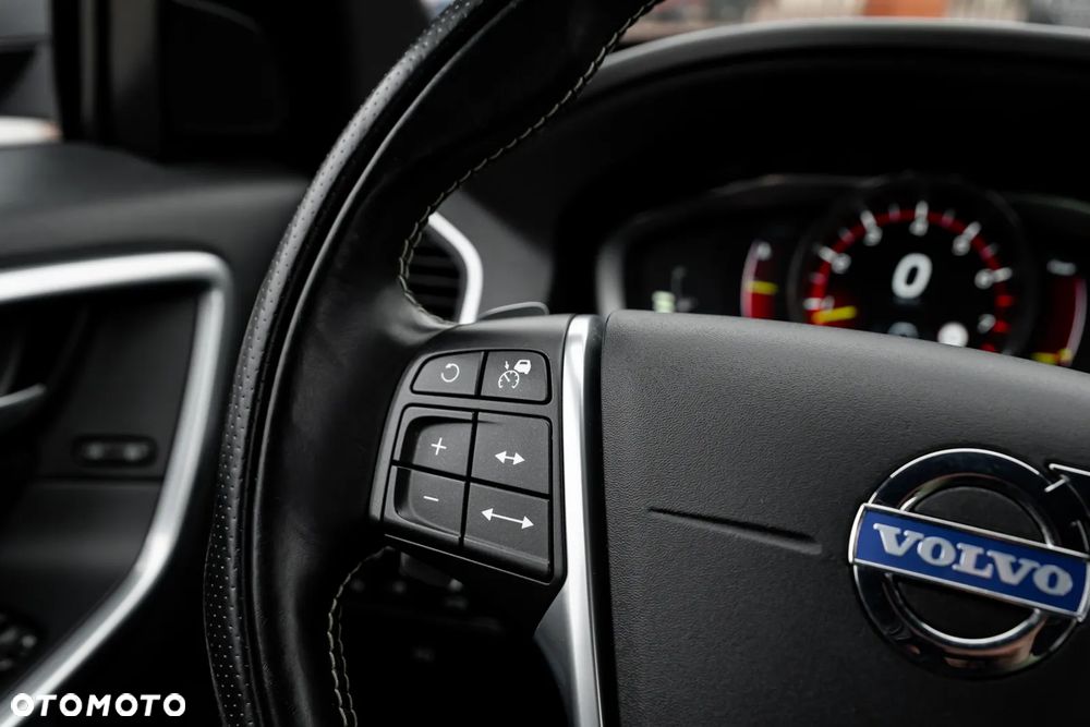 Volvo XC 60 T5 AWD R-Design Momentum EU6 - 37