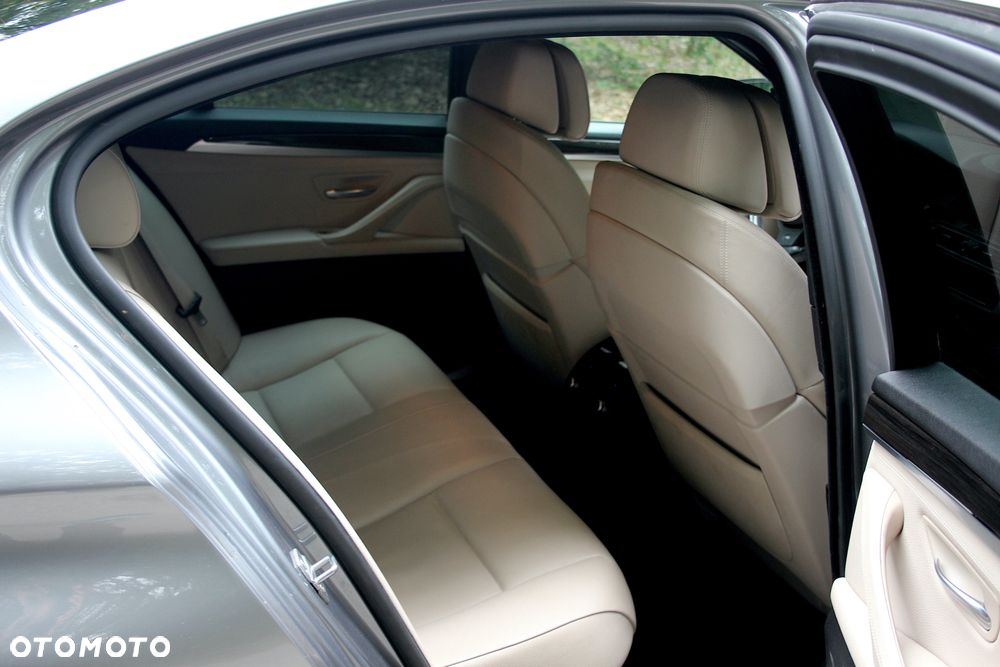 BMW Seria 5 550i xDrive Sport-Aut - 13
