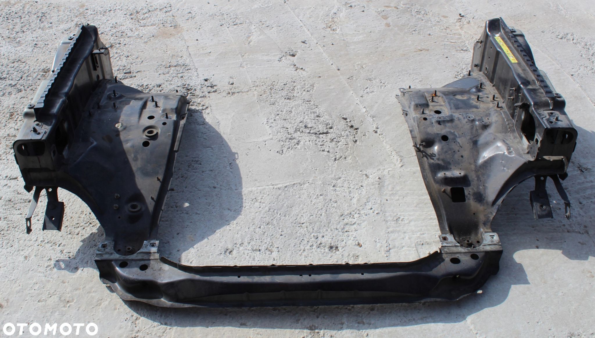 PAS PRZEDNI FARTUCH RANGE ROVER SPORT L320 - 1