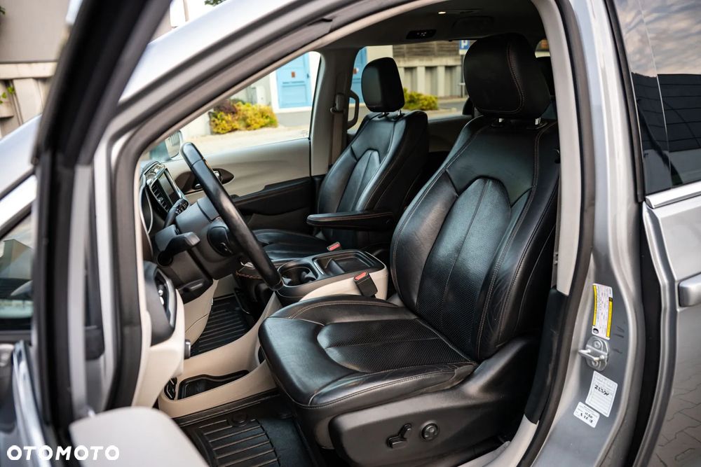 Chrysler Pacifica - 11