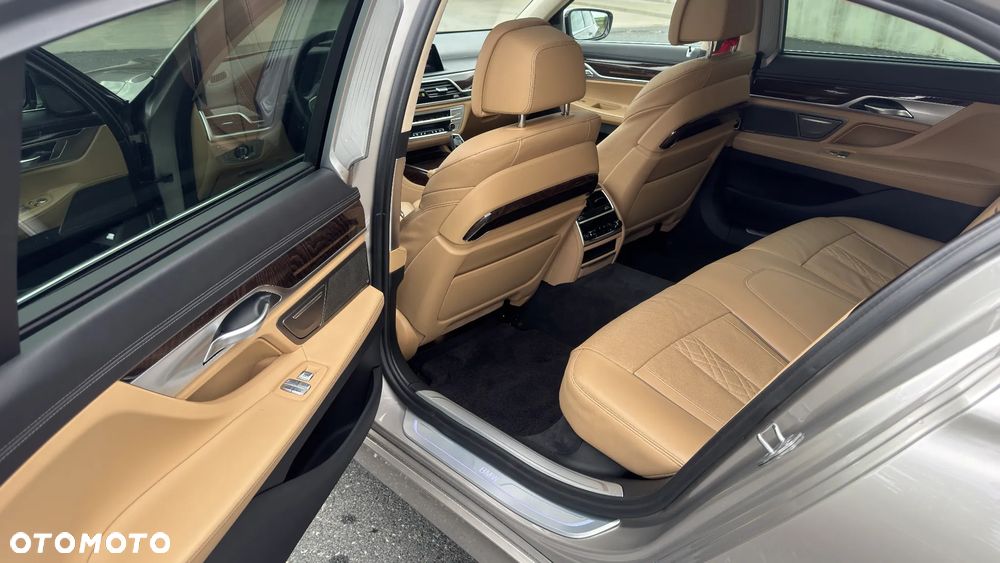 BMW Seria 7 750Li xDrive - 18
