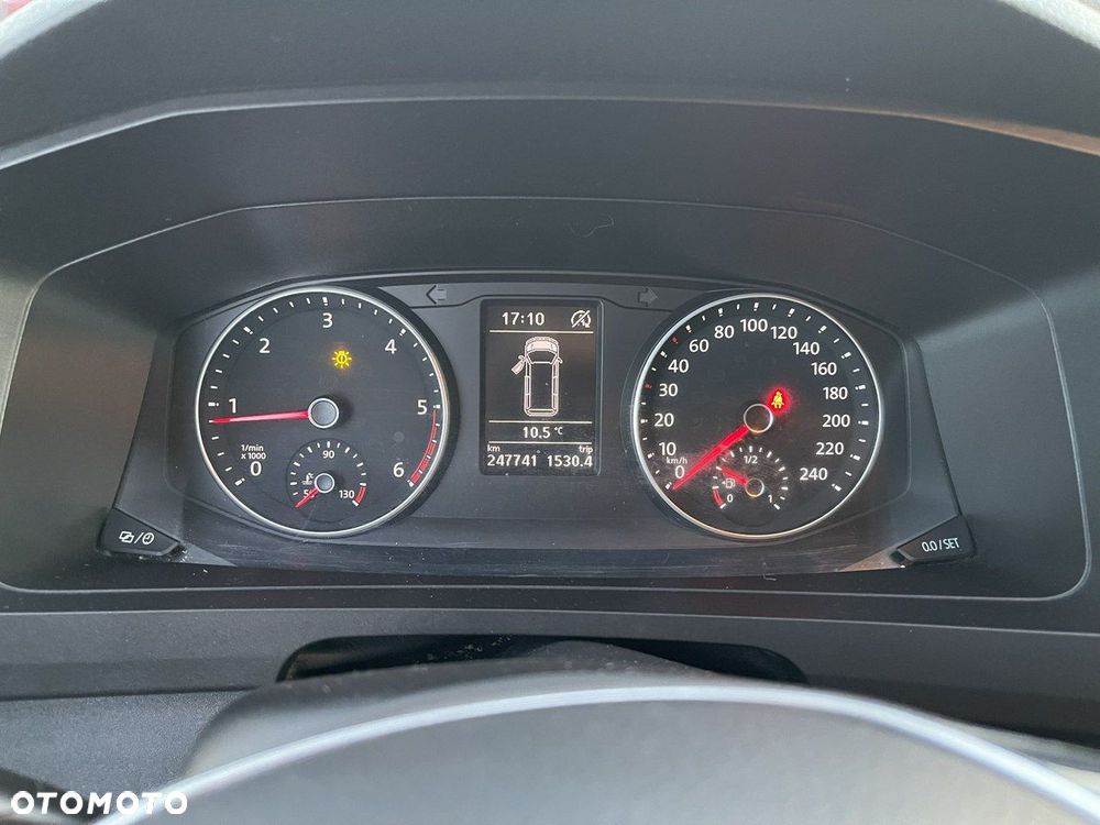 Volkswagen Caravelle - 9