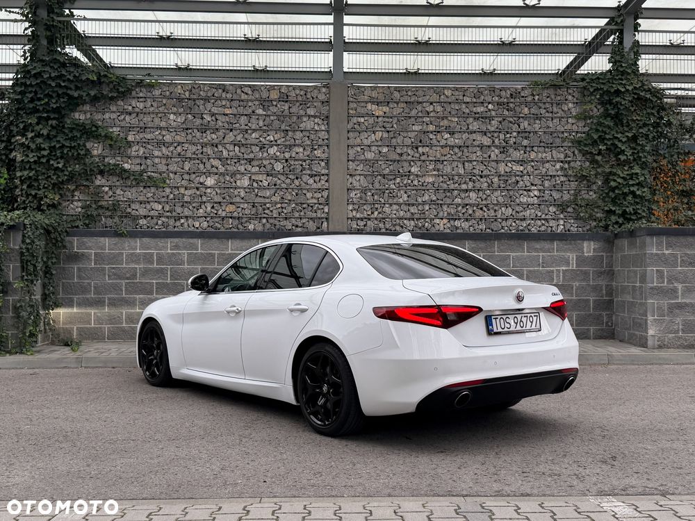 Alfa Romeo Giulia - 8