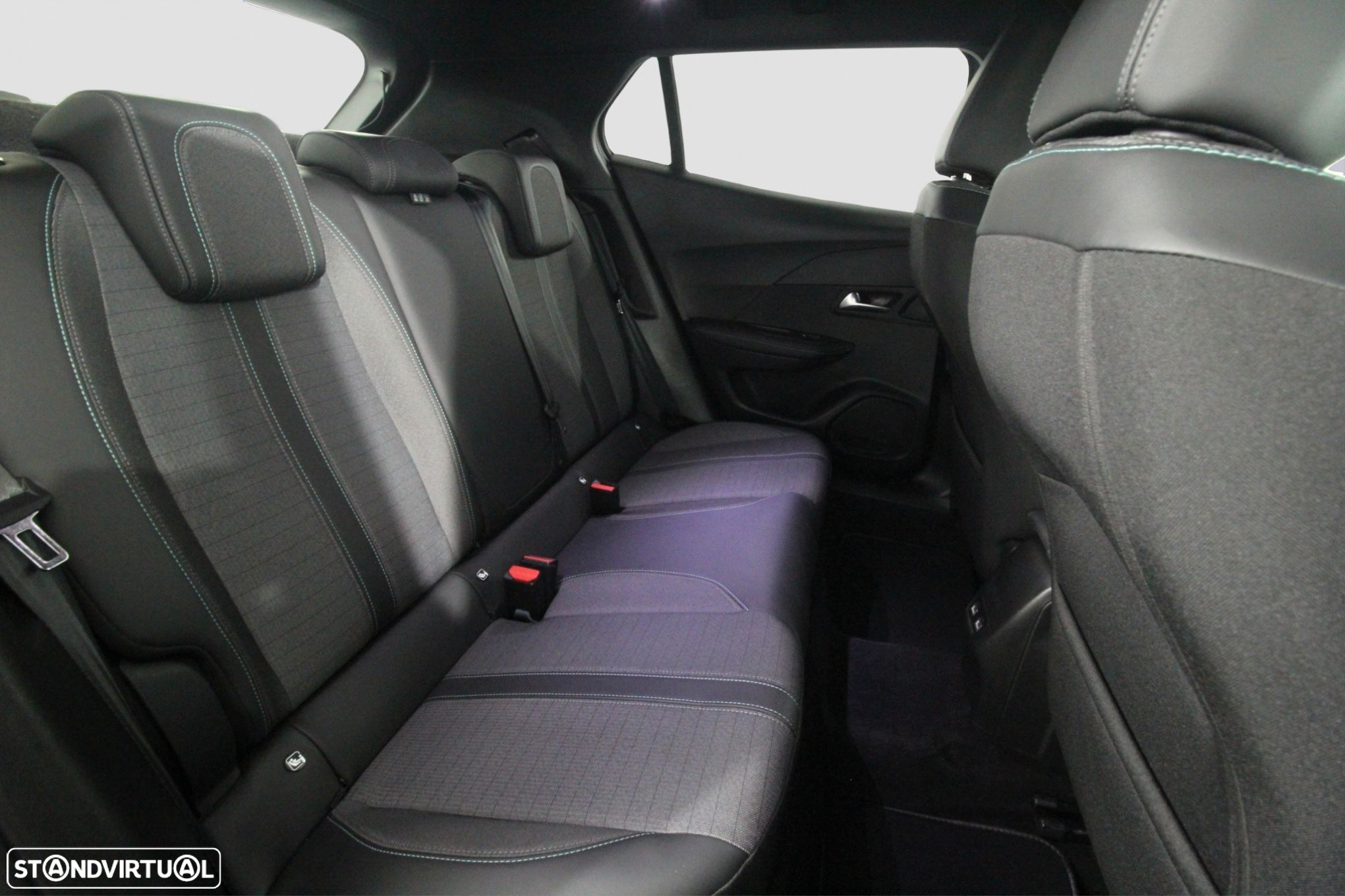 Peugeot e-2008 - 10