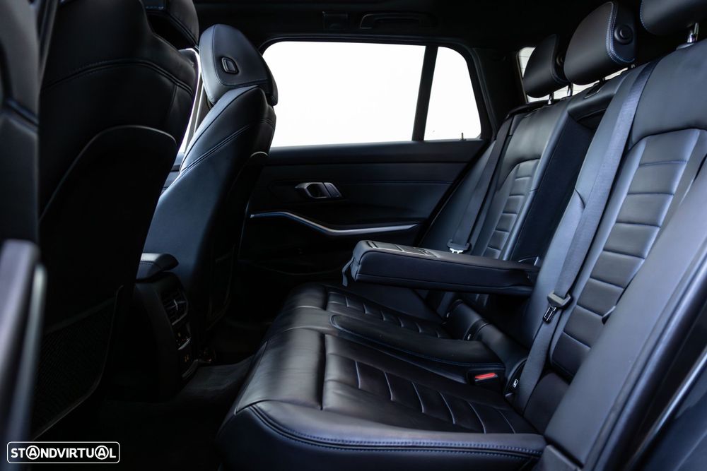 BMW 330 e Pack Desportivo M Pro Auto - 28