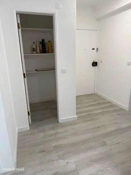 Arrendo T2 Remodelado com 3 assoalhadas no Carregado - Grande imagem: 3/10