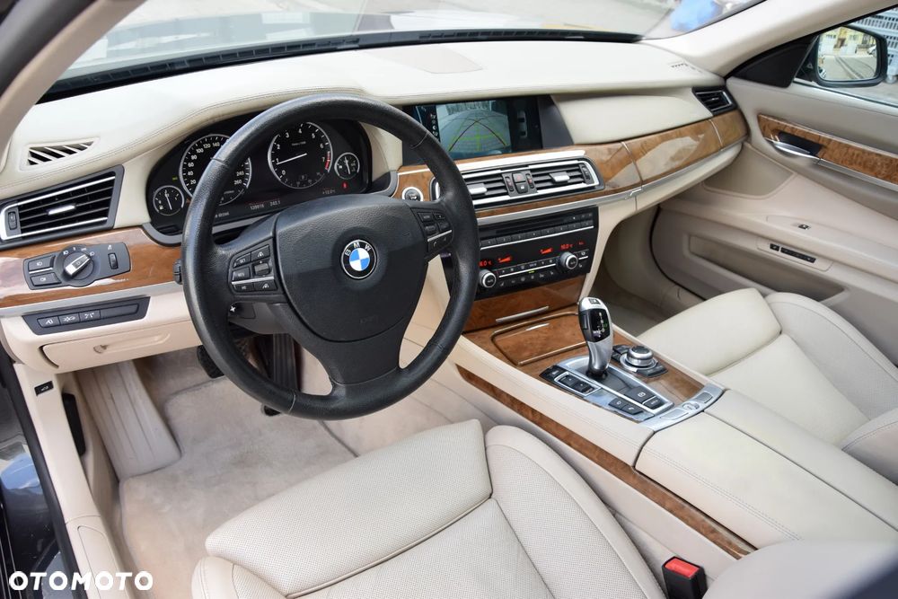 BMW Seria 7 750i - 9