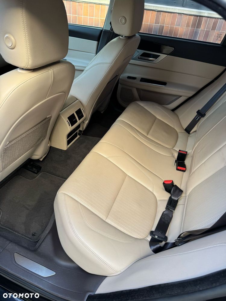 Jaguar XF 2.0 i4D R-Sport - 17