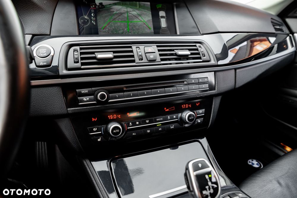 BMW Seria 5 528i xDrive Sport-Aut - 38
