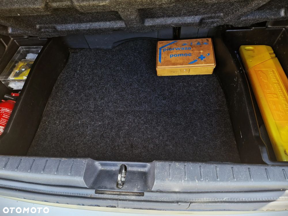 Toyota Yaris 1.3 Luna - 24