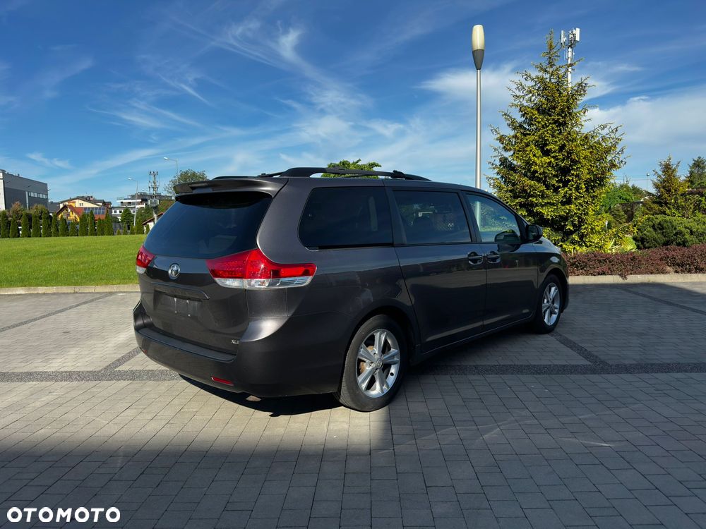 Toyota Sienna 3.5 XLE AWD - 3