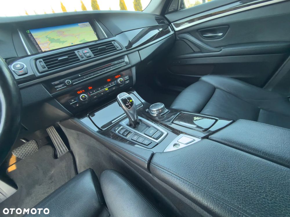 BMW Seria 5 528i xDrive Sport-Aut Luxury Line - 28