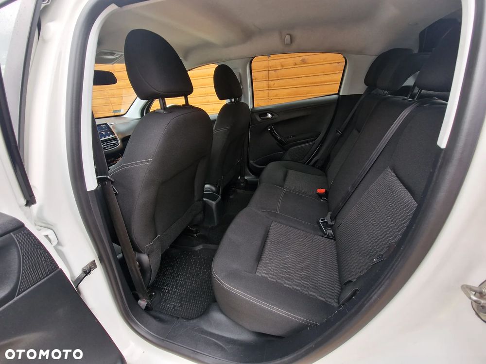 Peugeot 208 1.2 PureTech Allure - 21