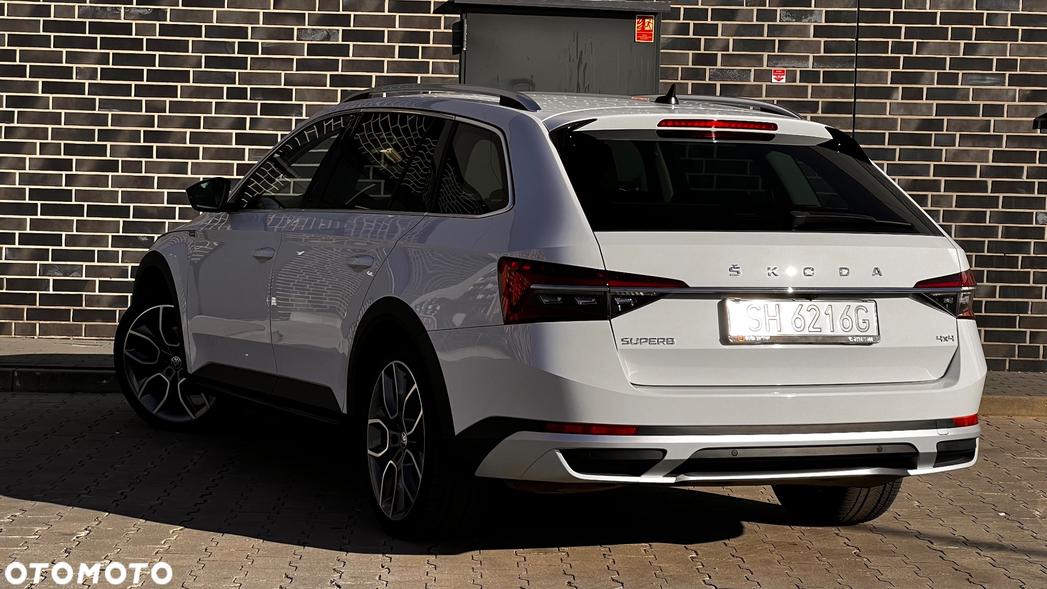 Skoda Superb Combi 2.0 TDI 4x4 DSG Scout - 22