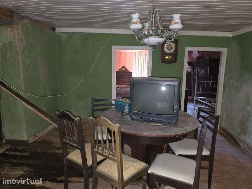 Moradia T3 com terraço, terreno e arrecadação para remodelar, Folgo... - Grande imagem: 5/26