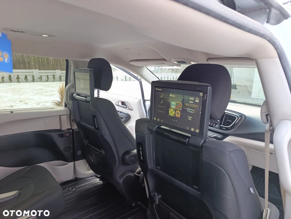 Chrysler Pacifica - 16