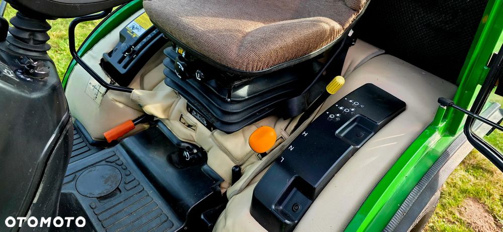 John Deere 2320 HST - 13