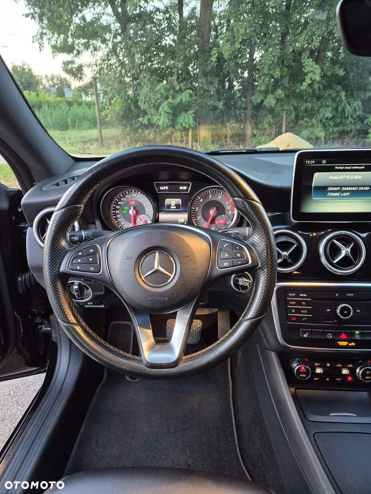 Mercedes-Benz CLA 250 4Matic 7G-DCT - 10