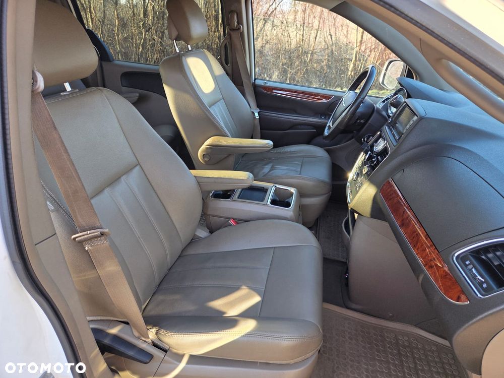 Chrysler Town & Country - 6