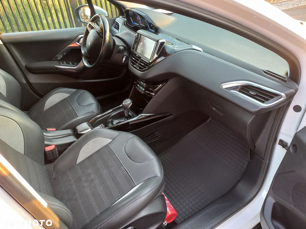 Peugeot 2008 1.2 Pure Tech Allure S&S EAT6 - 32