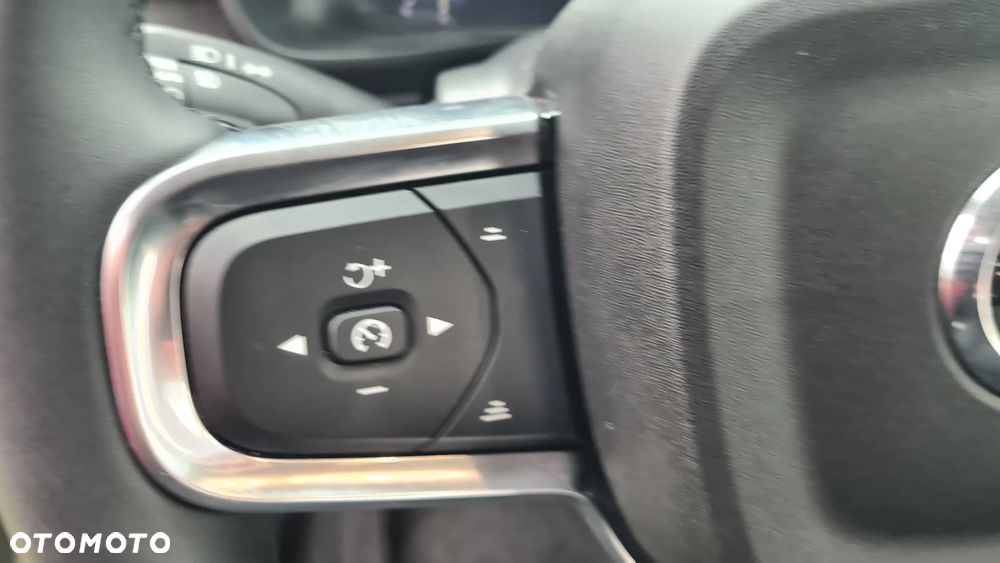 Volvo XC 40 B5 AWD Ultimate Dark - 19
