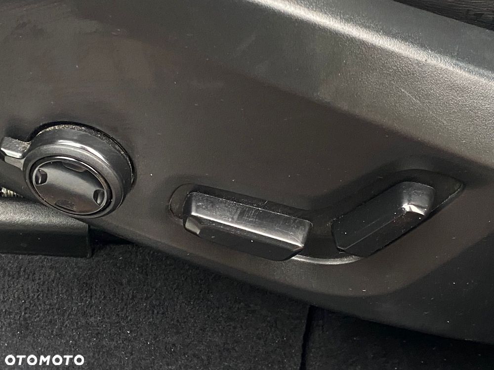 Volvo XC 60 B4 D AWD Plus Dark - 27