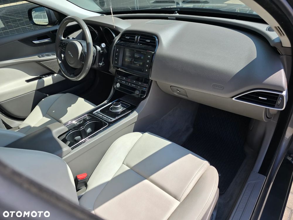 Jaguar XE S - 18