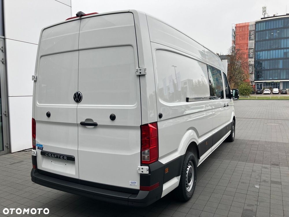 Volkswagen Crafter Crafter 35 Furgon z wysokim dachem silnik: 2,0 l EURO VI SCR 163 KM / skrzynia biegów: Przedni napęd automatyczna 8-biegowa rozstaw osi: 4490 mm - 13