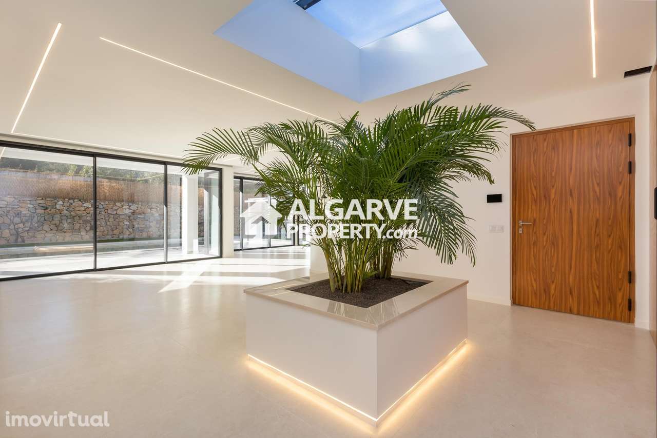 Moradia V3 a estrear de estilo contemporâneo entre Loulé e São Brás de - Grande imagem: 2/45