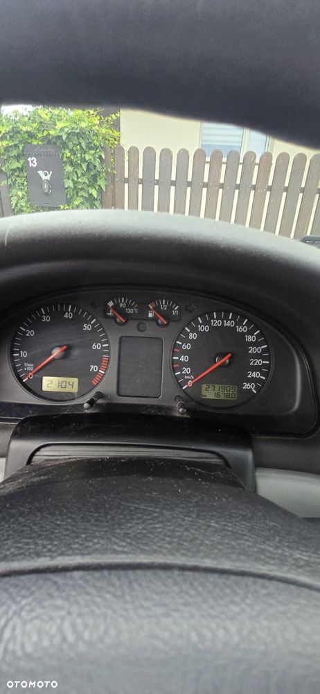 Volkswagen Passat - 4